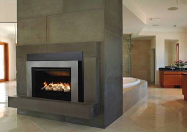 Une cheminée au milieu d'une pièce à côté d'une baignoire