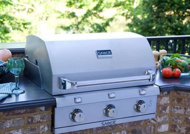 Un gril à sabre est posé sur un comptoir en briques.