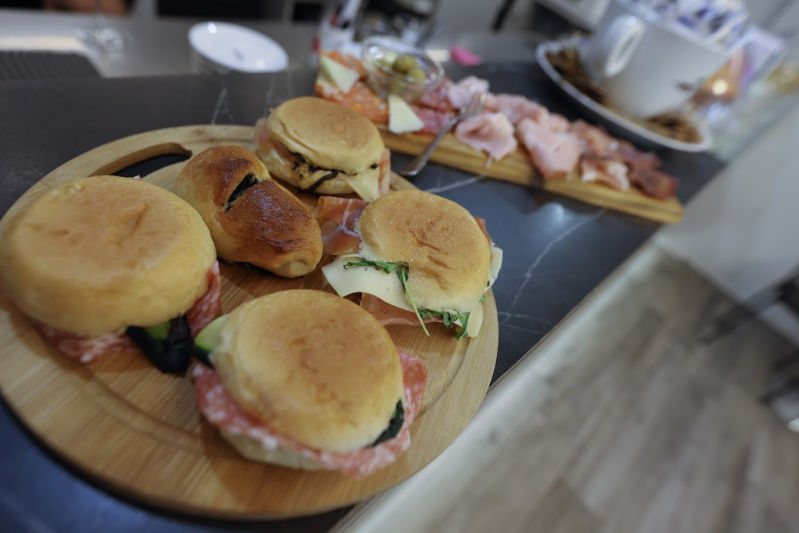 Un tagliere di legno con sopra dei panini