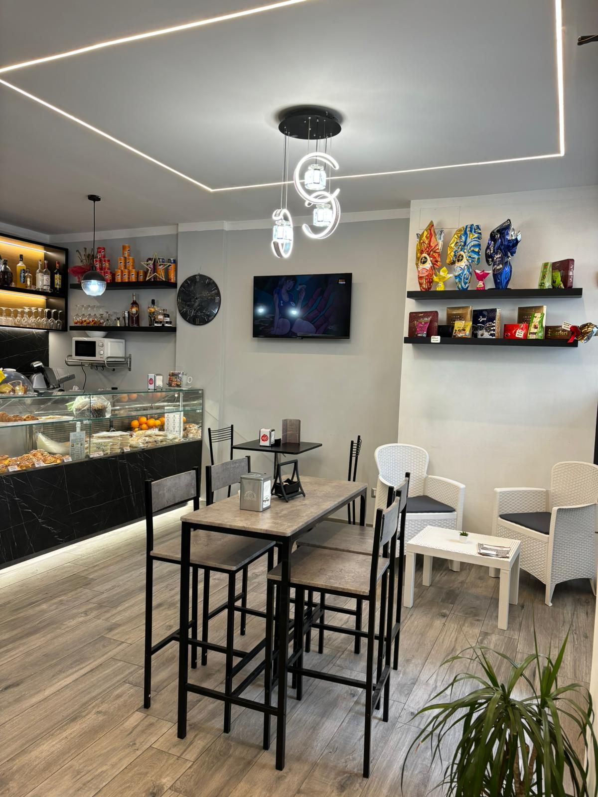 C'è un tavolo e sedie al centro della stanza.