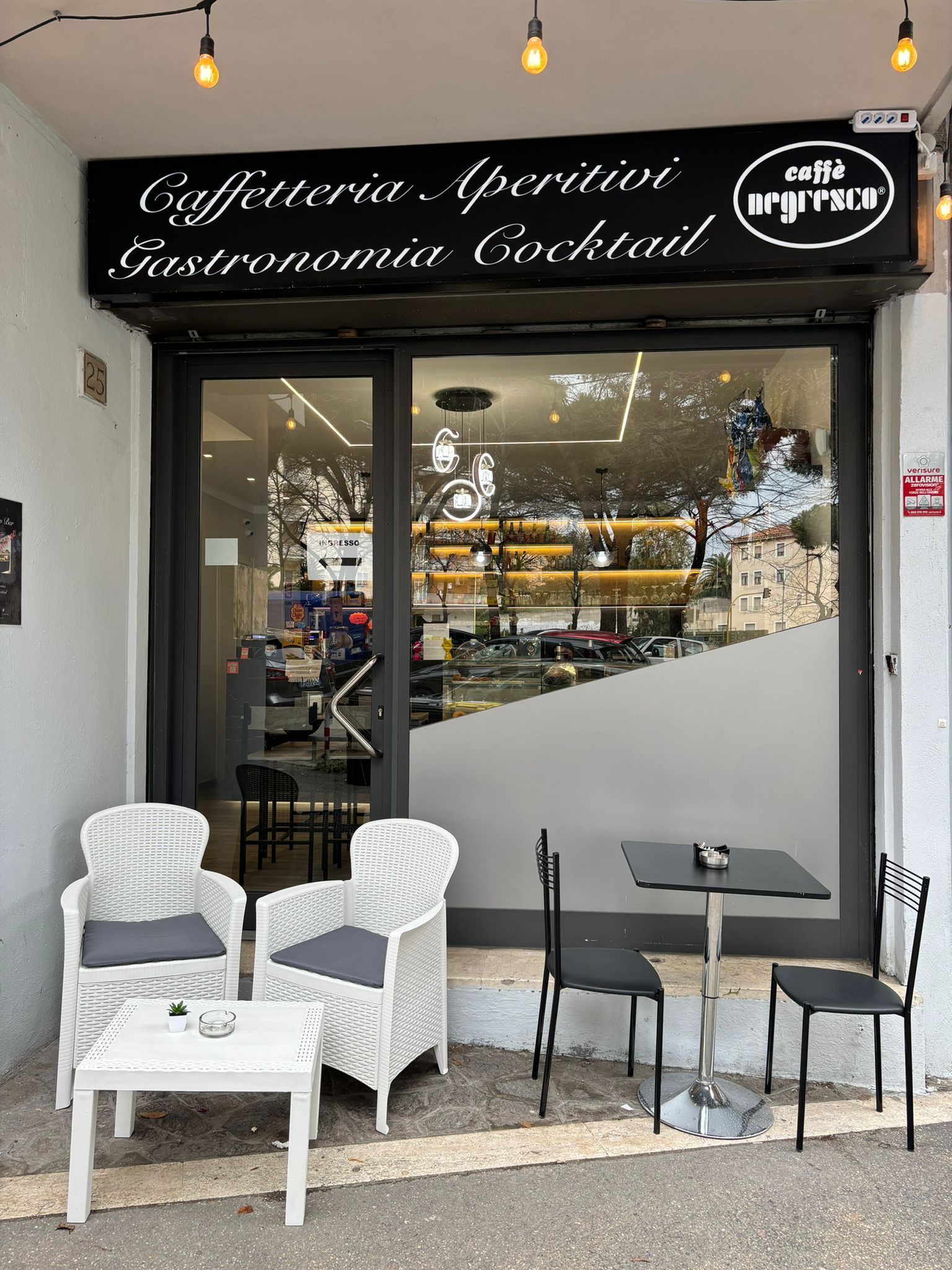 Un ristorante con tavoli e sedie all'esterno.