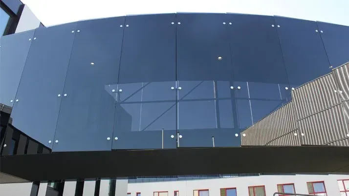 Montageprojekt: Campus Krems Glasbrücke