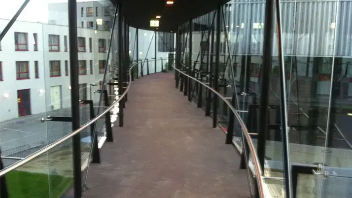 Montageprojekt: Campus Krems Glasbrücke