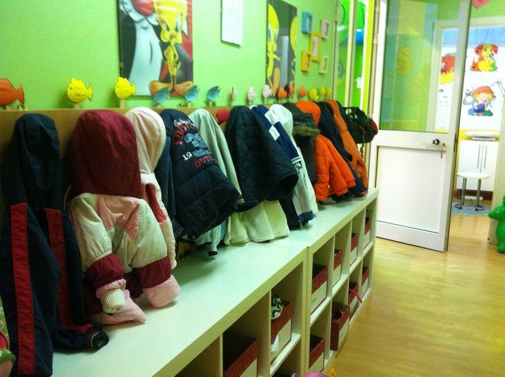 giubbottini appesi in un asilo nido