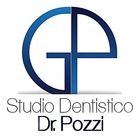 Il logo dello studio dentistico dr. pozzi è blu e nero.