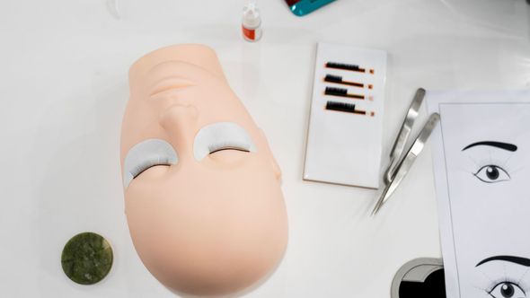 Person bei Wimpernlifting; Creme wird mit einem Pinsel auf die Wimpern aufgetragen. Augenklappe angelegt.