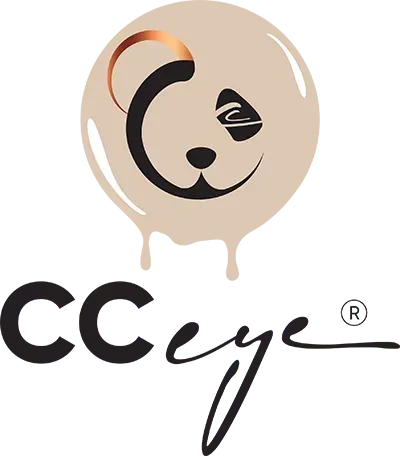 Logo für CC eye. Pandaartiges Gesicht, geformt aus einem cremigen Tropfen, mit schwarzer Schrift und einer Signatur.