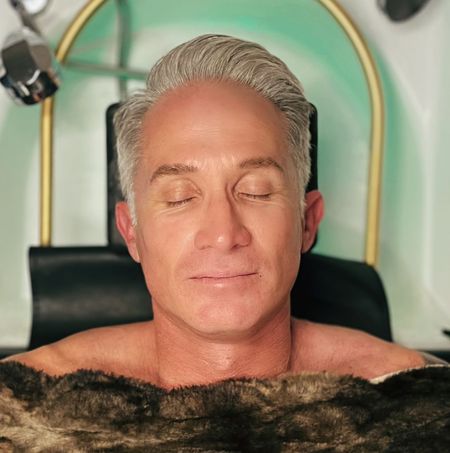 Man receiving soothing hair wash