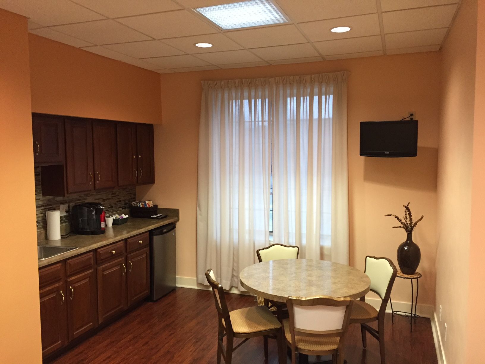 Mott & Henning Funeral Home Table Seating