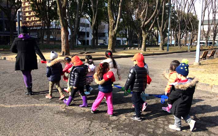 Preschoolers explore the buildings near Hisaya-odori station