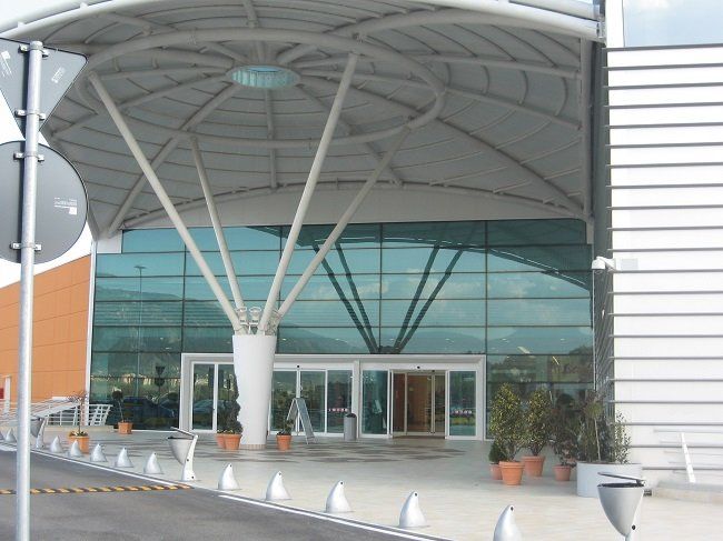 Entrata edificio in vetro