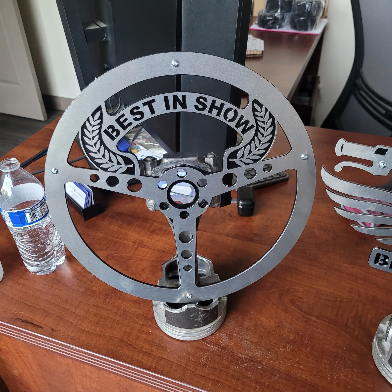 A steering wheel with the words best in show on it