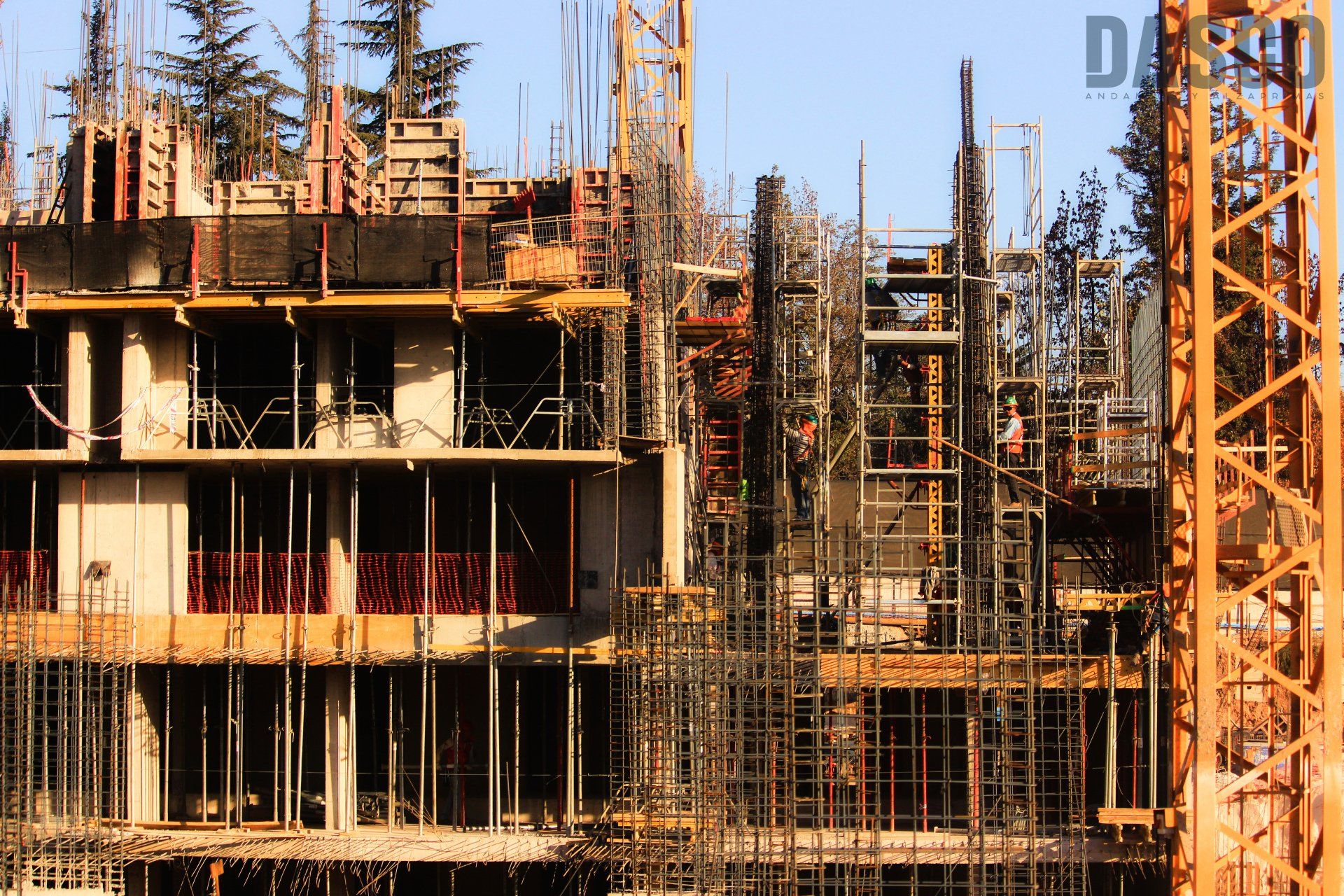 Alzaprimas de 5,50 mts. de altura instaladas en proyecto en la comuna de La Florida