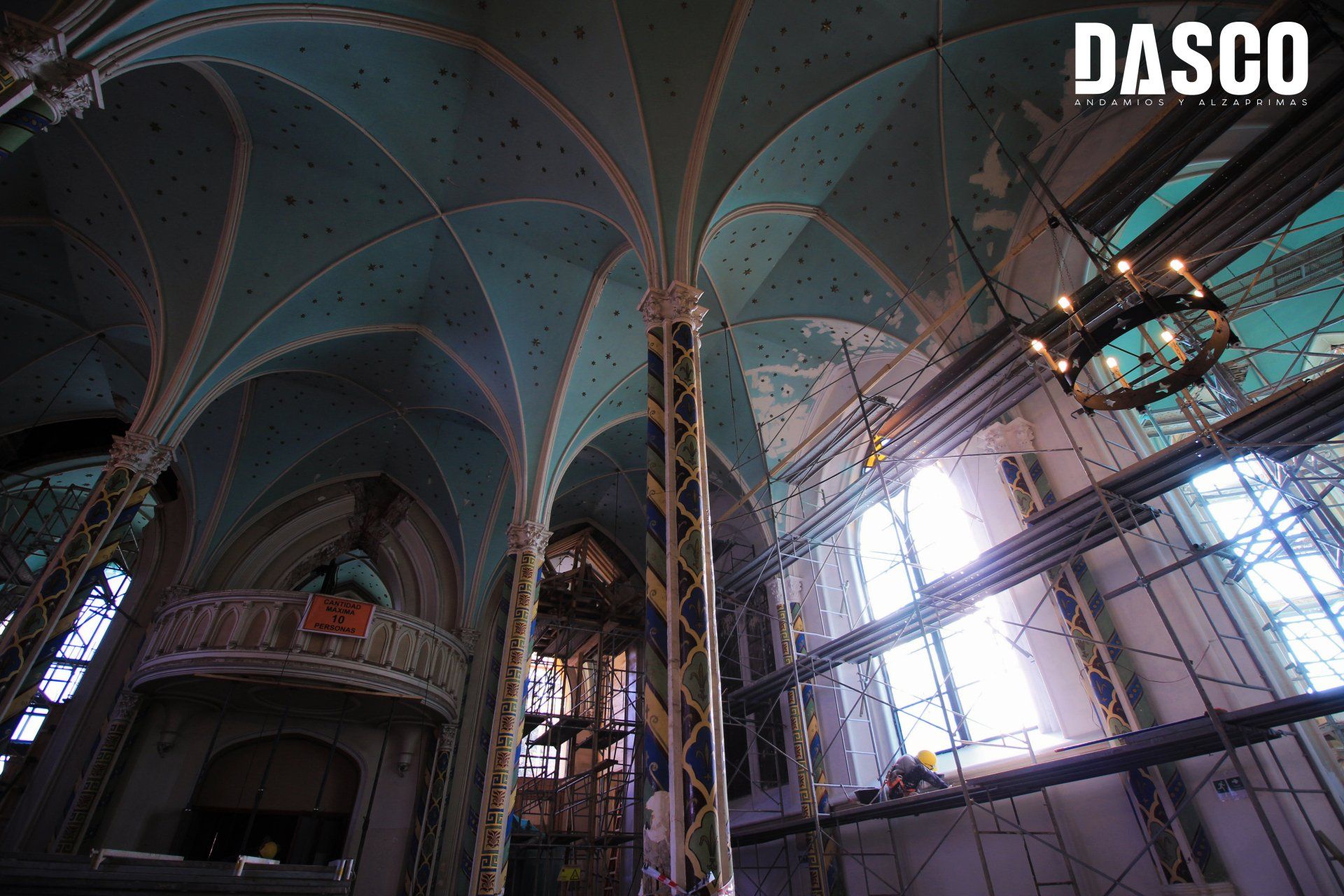 Andamios tipo estándar en proyecto de remodelación Iglesia San Saturnino