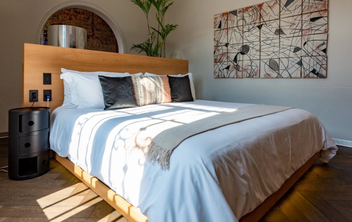 Un dormitorio con una cama grande y un cuadro en la pared.