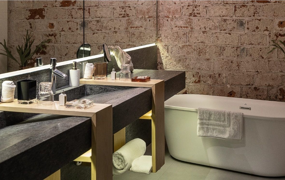 Un baño con dos lavabos y una bañera.