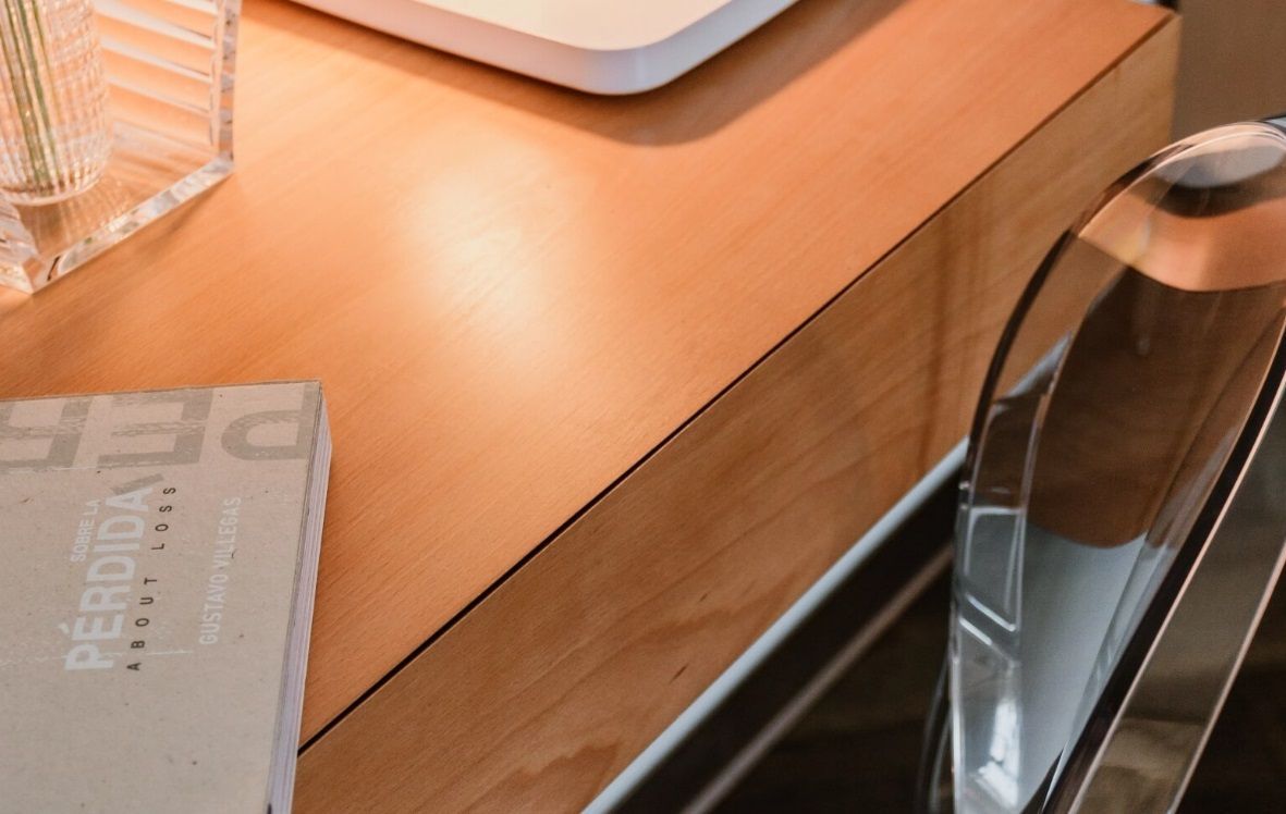 Un libro sobre un escritorio que dice por escrito