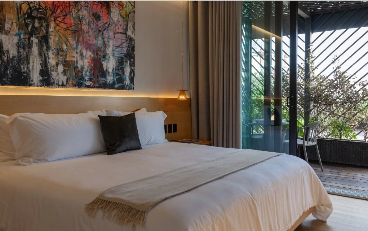 Un dormitorio con una cama grande y un cuadro en la pared.