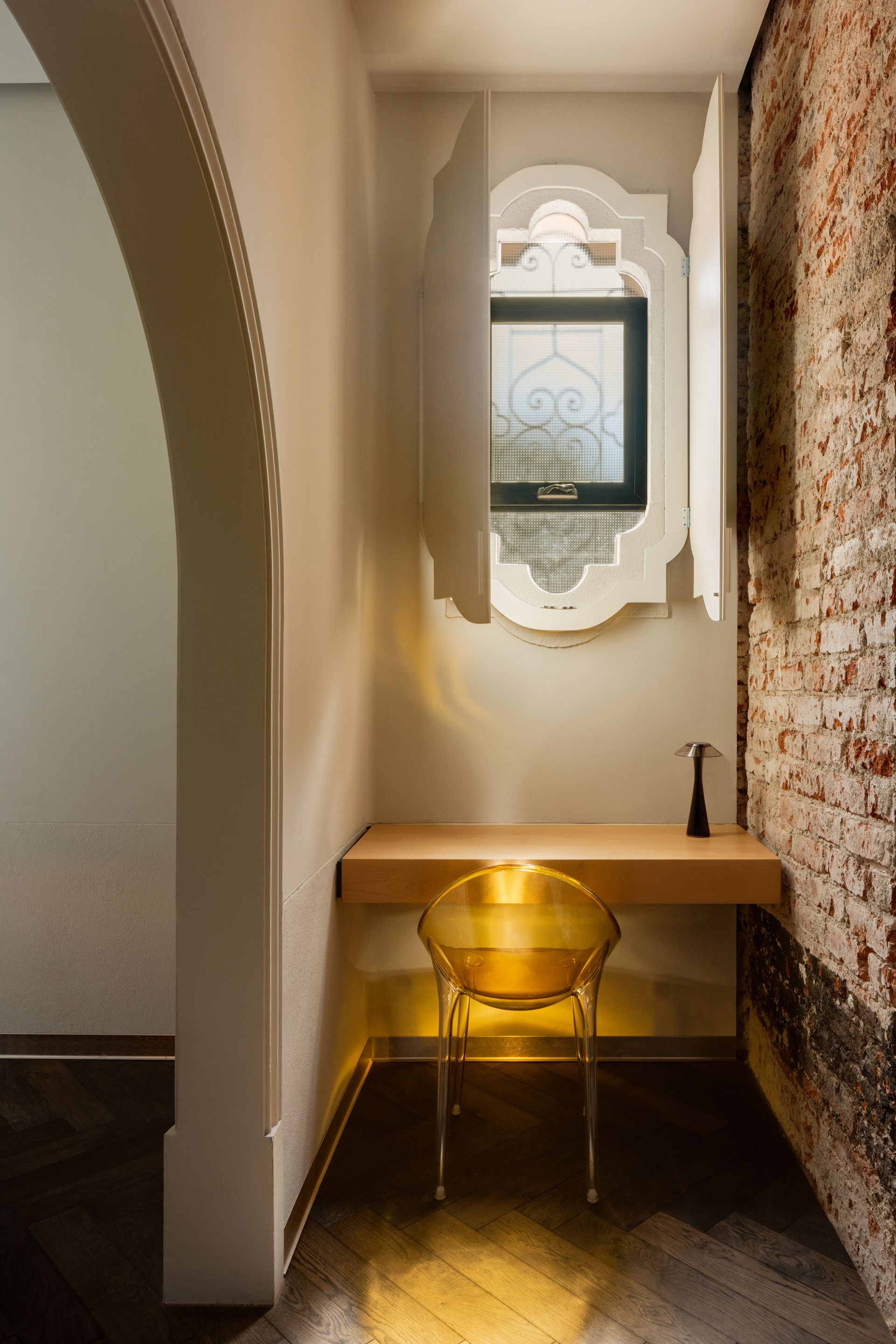 Un rincón de una habitación con un escritorio y una silla.