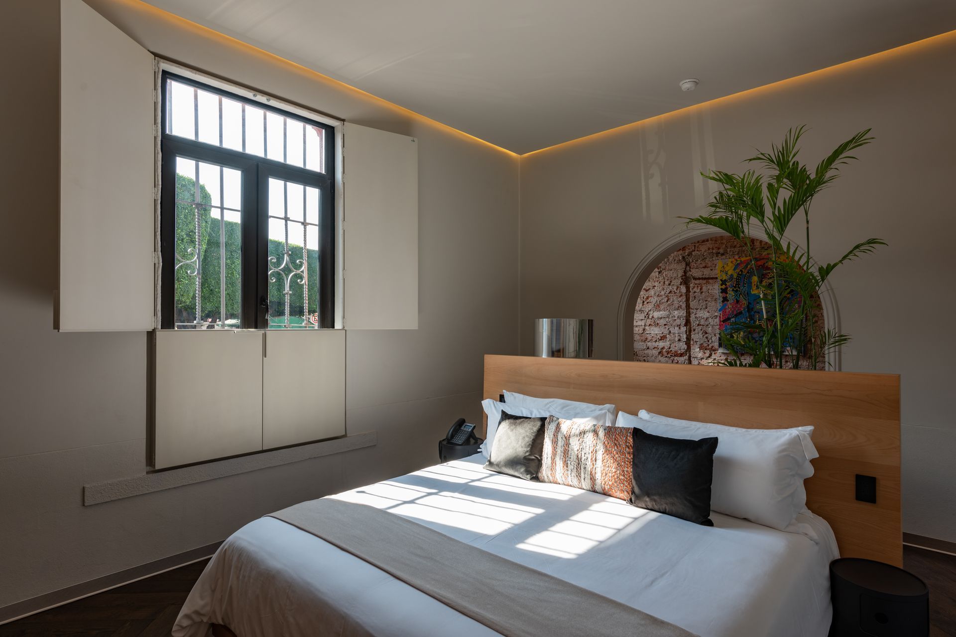 Un dormitorio con una cama grande y una ventana.