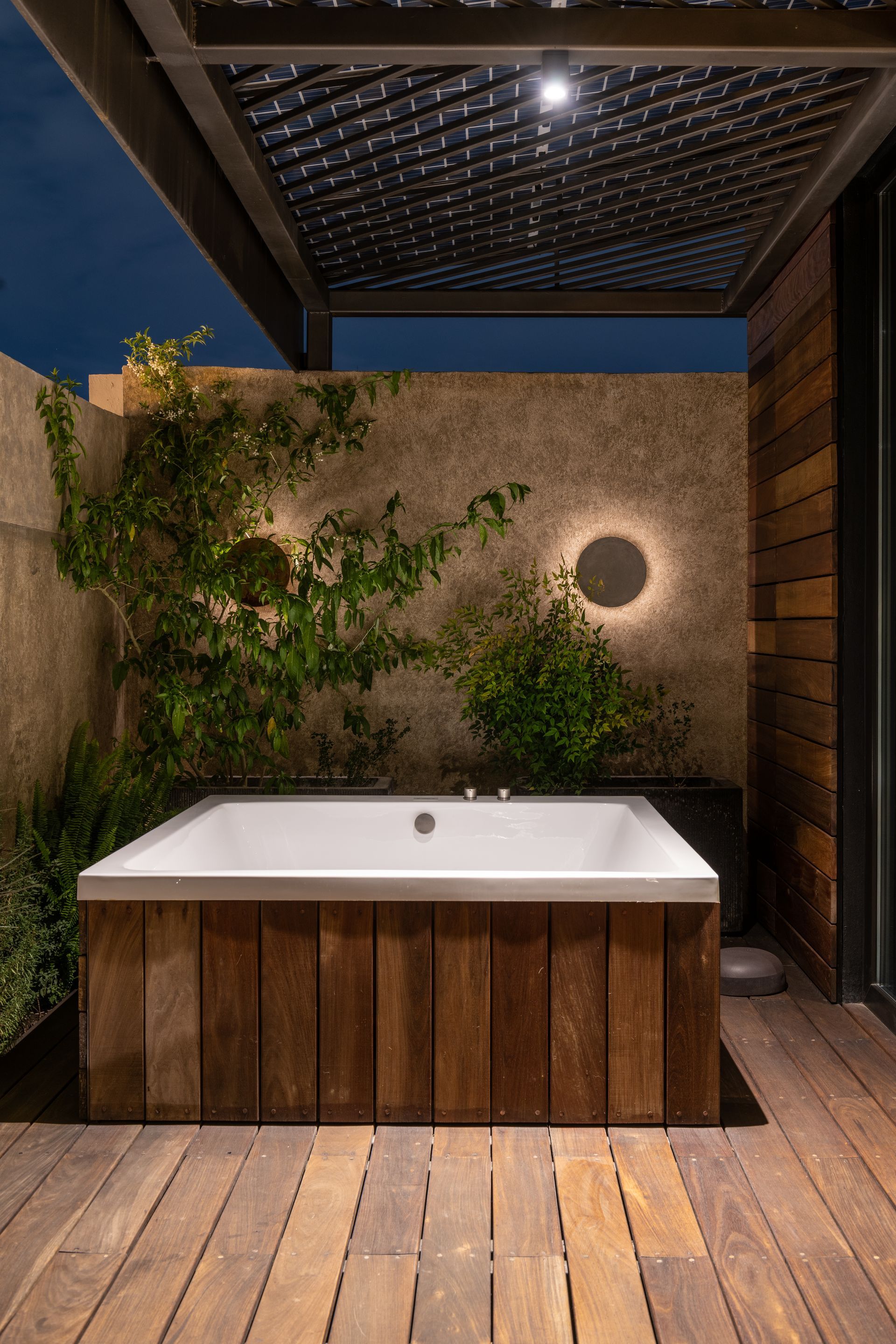 Una bañera está colocada encima de una plataforma de madera.