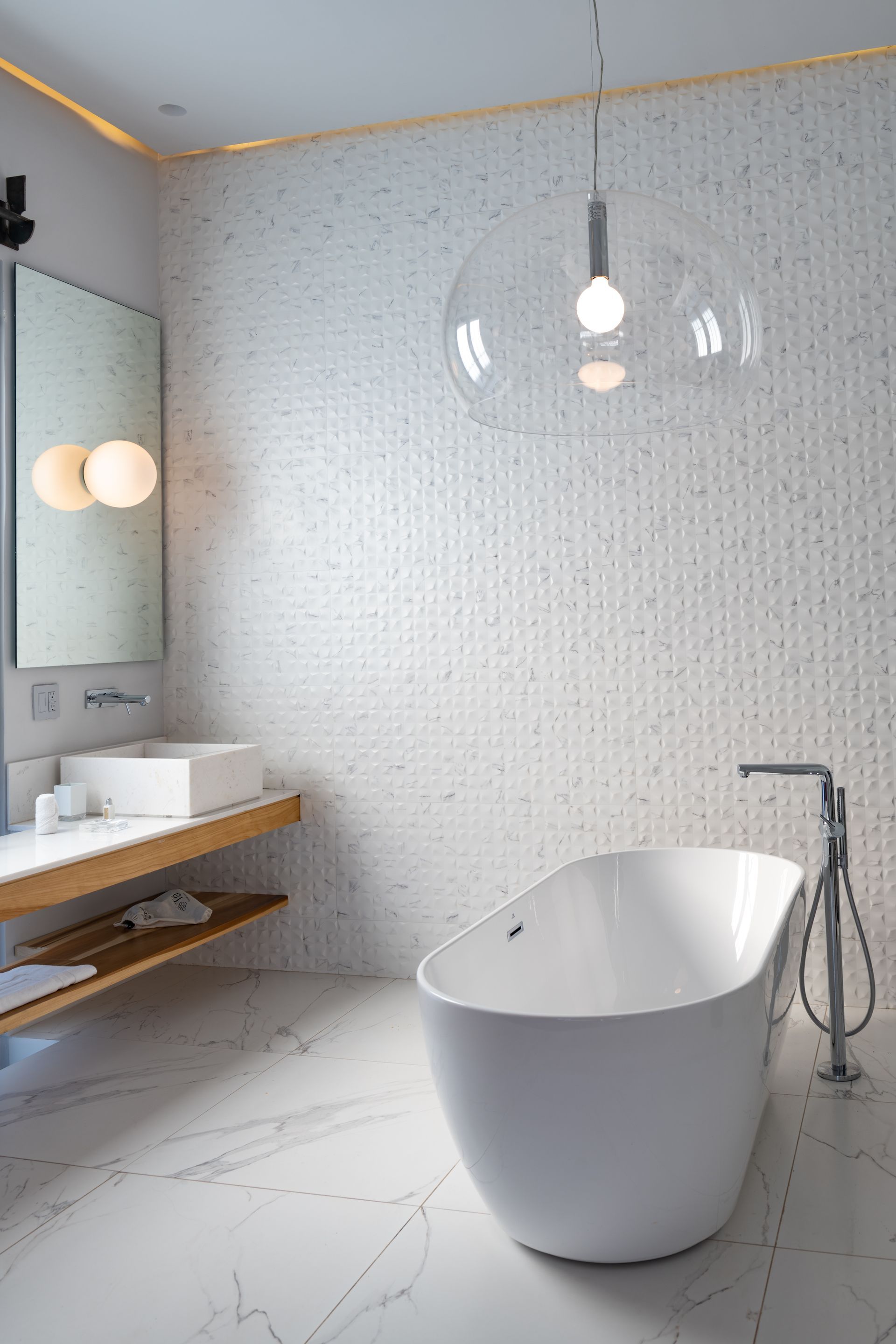 Un baño con bañera, lavabo y espejo.