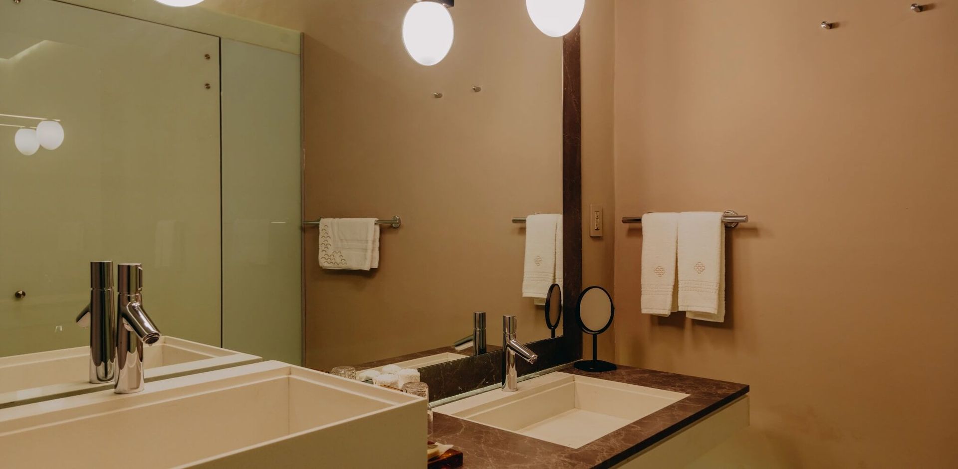 Un baño con dos lavabos, un espejo y una ducha.