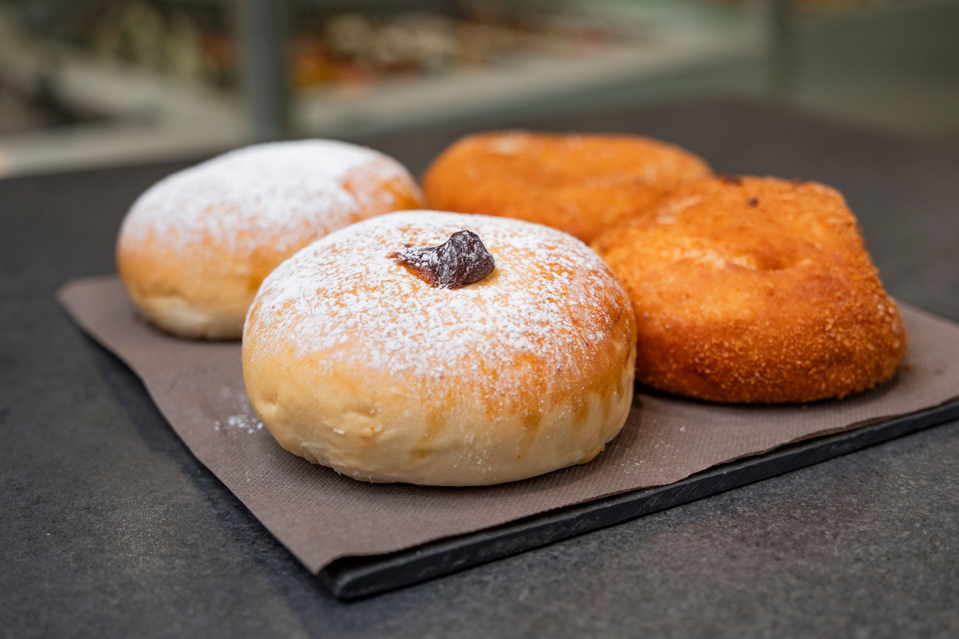 Pasticcini e caffè su un tavolo con arredamento da bar all'aperto.