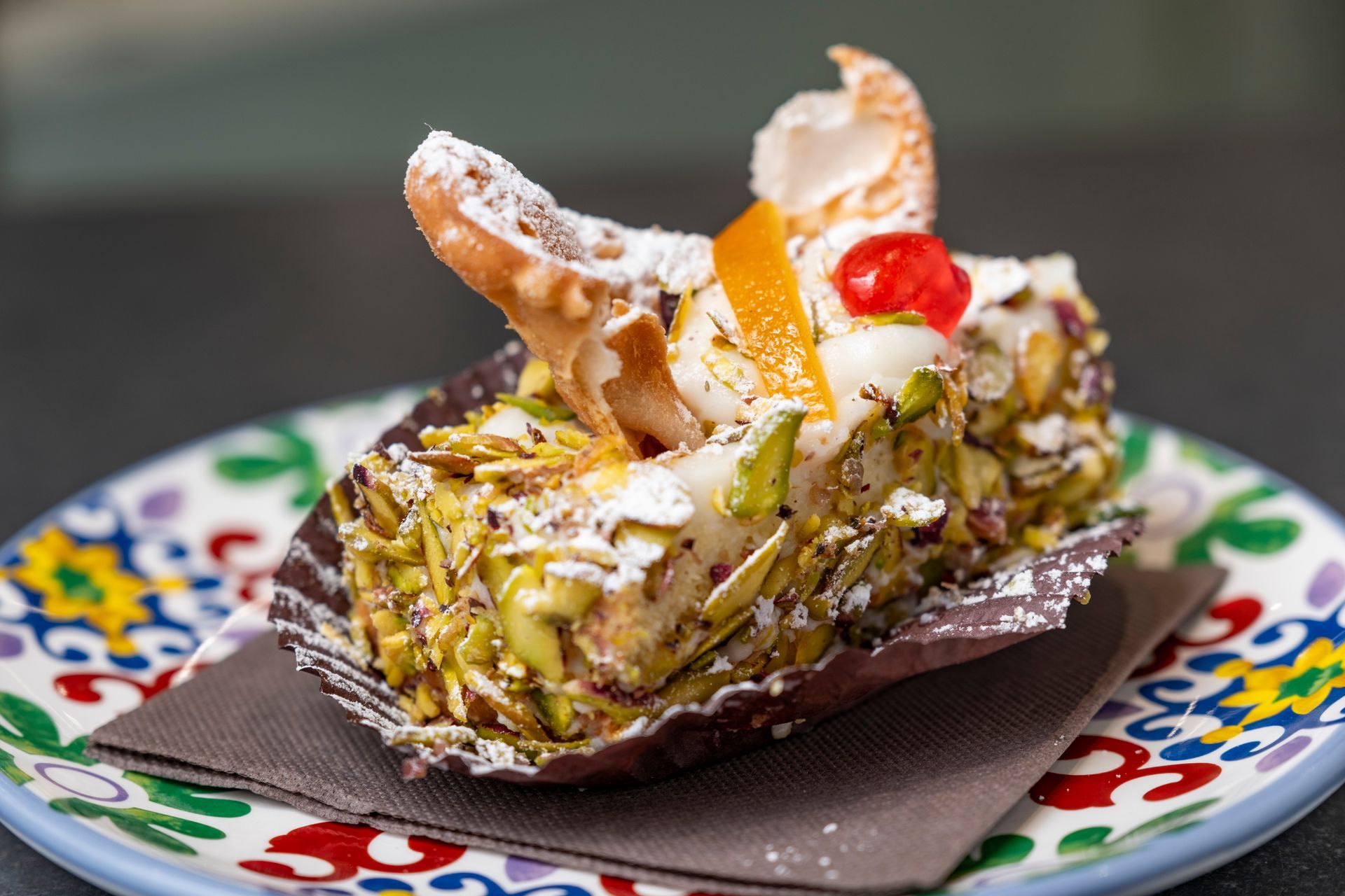 Pasticcini e caffè su un tavolo con arredamento da bar all'aperto.