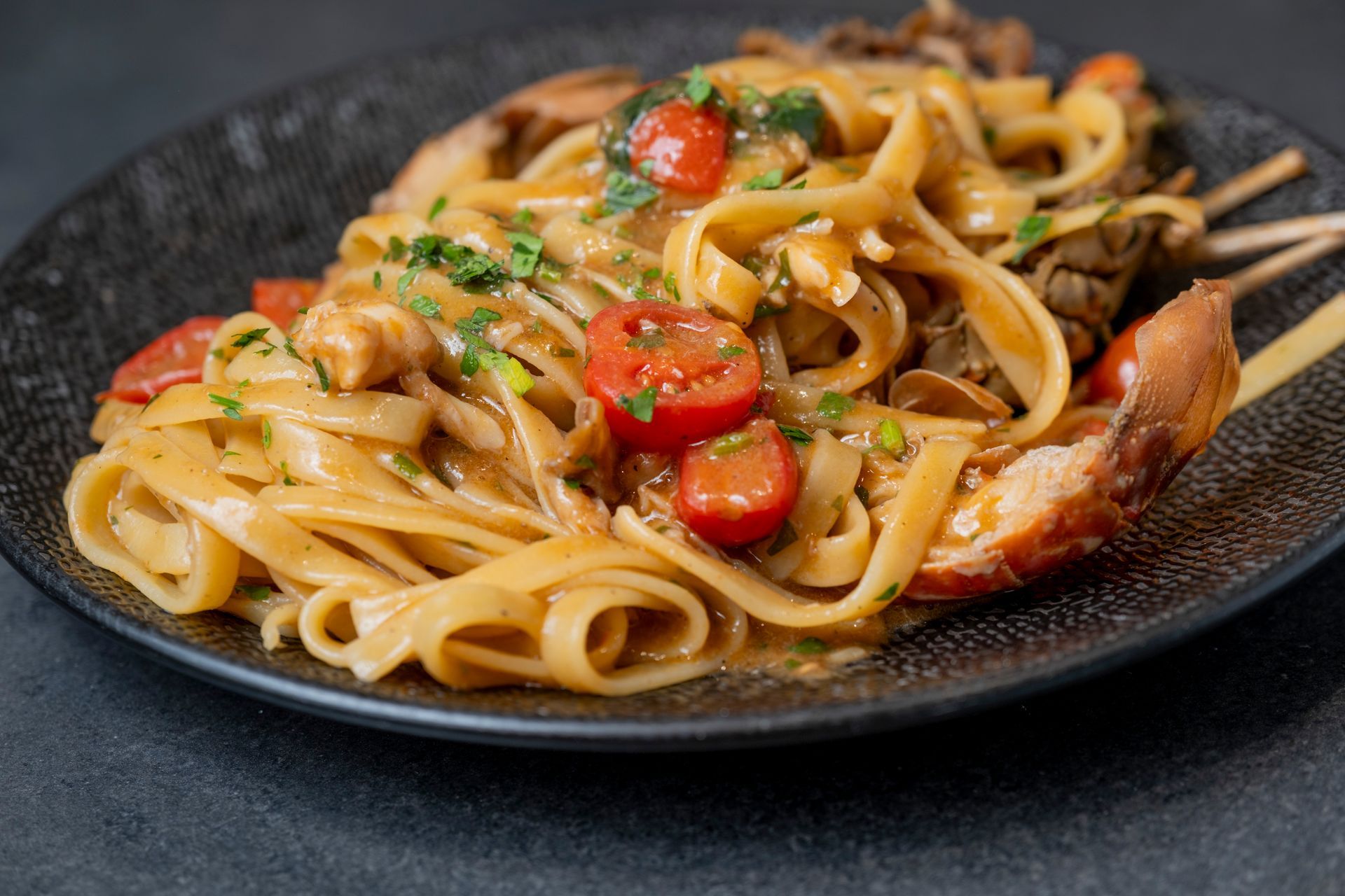 Pasticcini e caffè su un tavolo con arredamento da bar all'aperto.