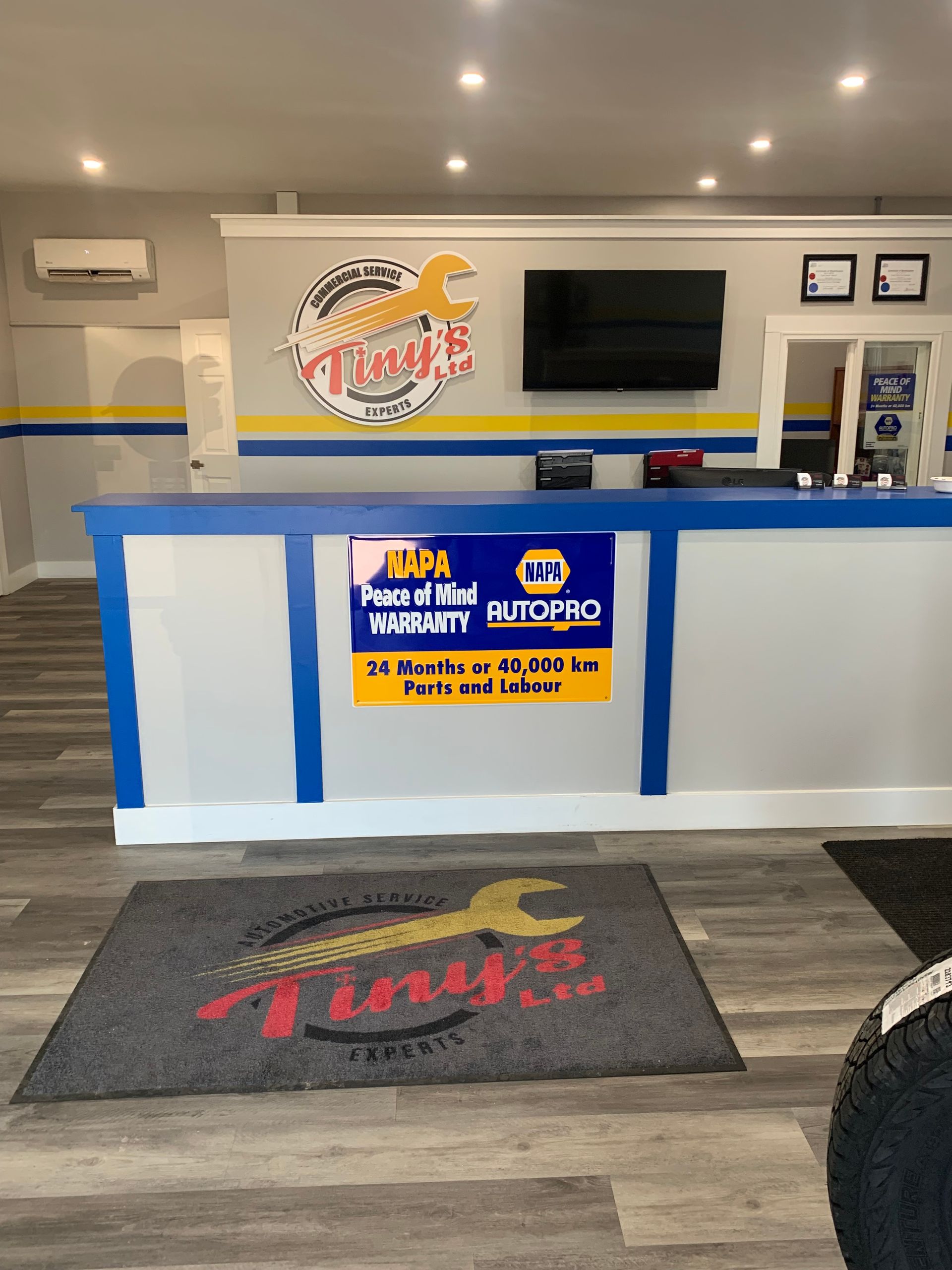 A picture of the front of a car repair shop | Tiny's Automotive