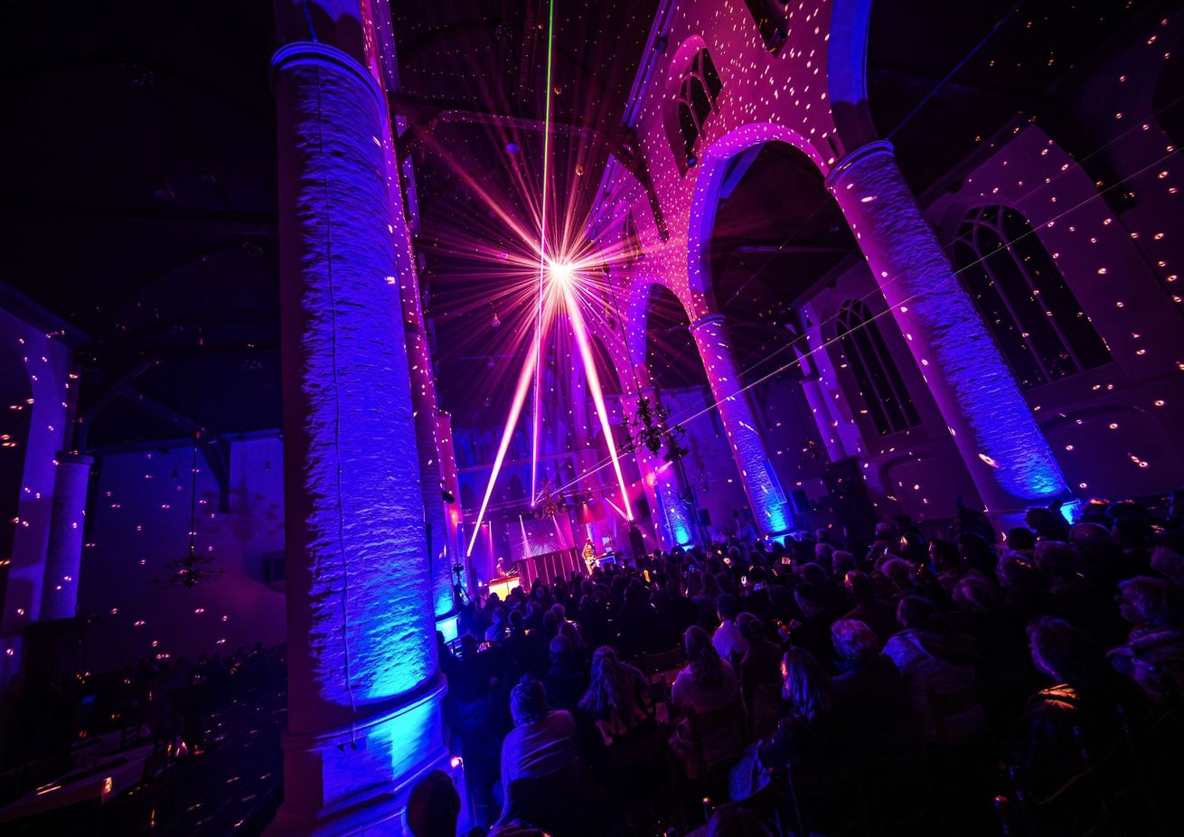 Music For The Universe – sferische elektronische muziek met live muzikanten in een monumentale kerk.
