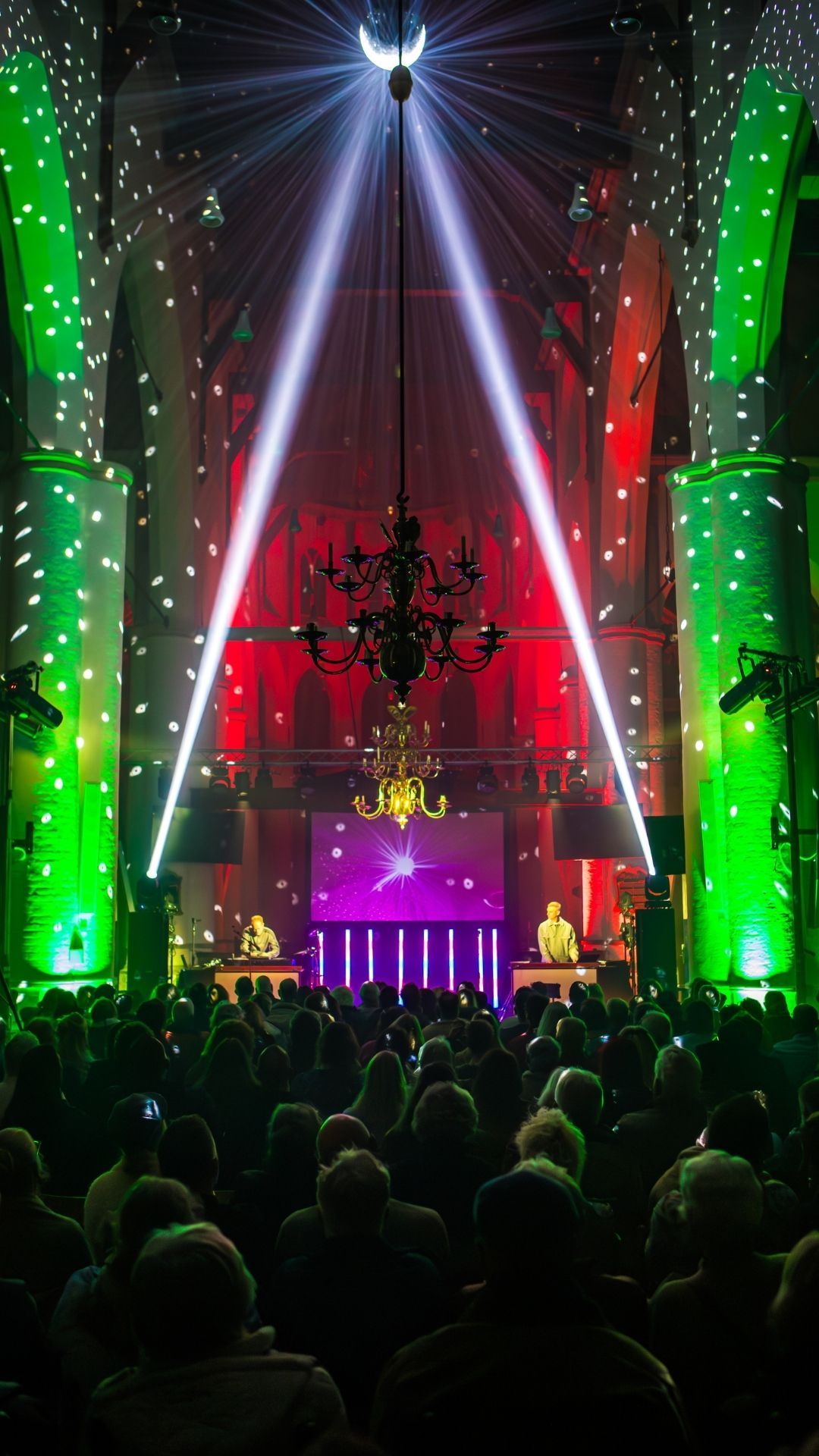 Music For The Universe – sferische elektronische muziek met live muzikanten in een monumentale kerk.