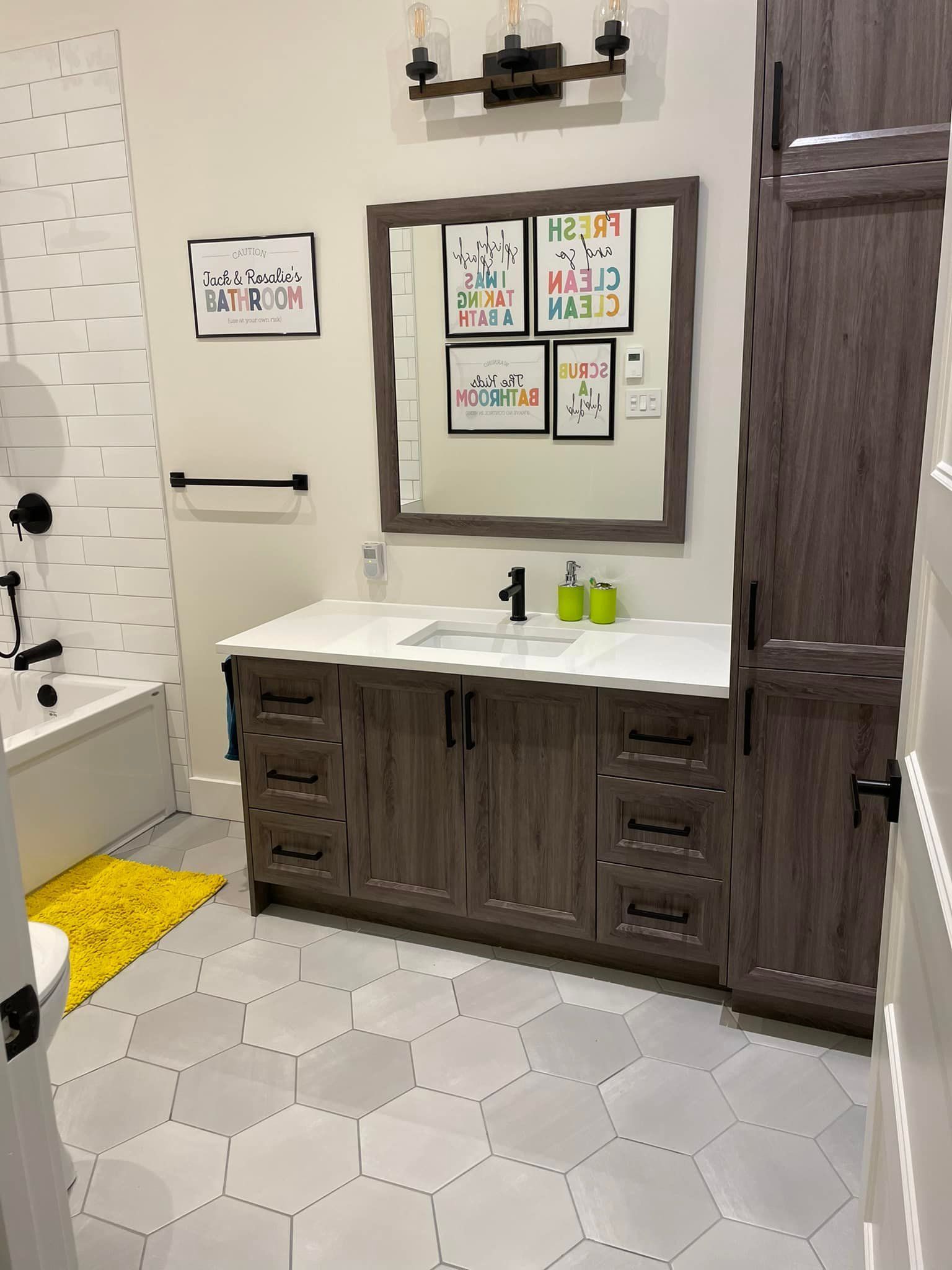 Une salle de bain avec lavabo, miroir et baignoire.