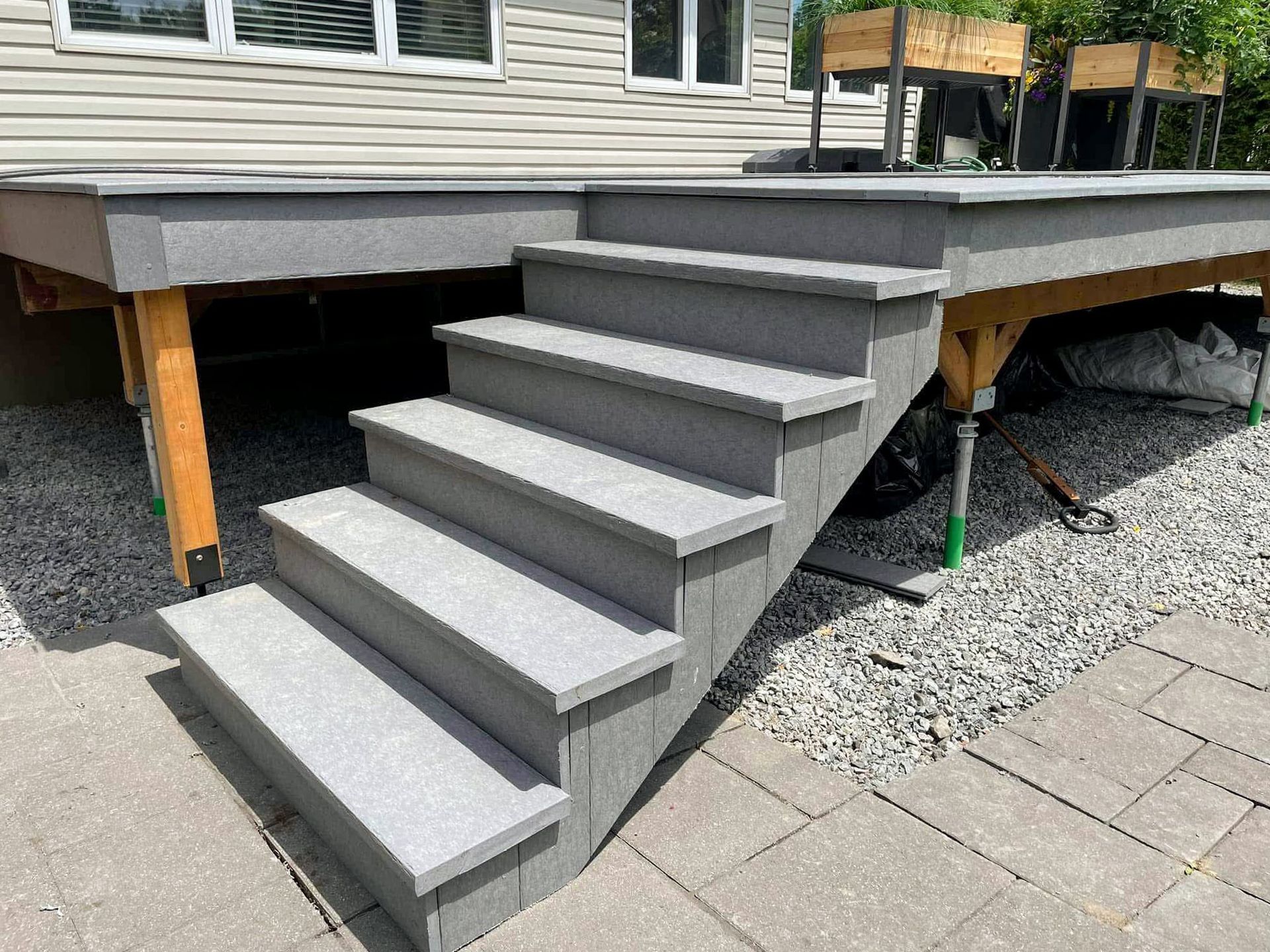 Un ensemble d'escaliers menant à une terrasse à côté d'une maison.