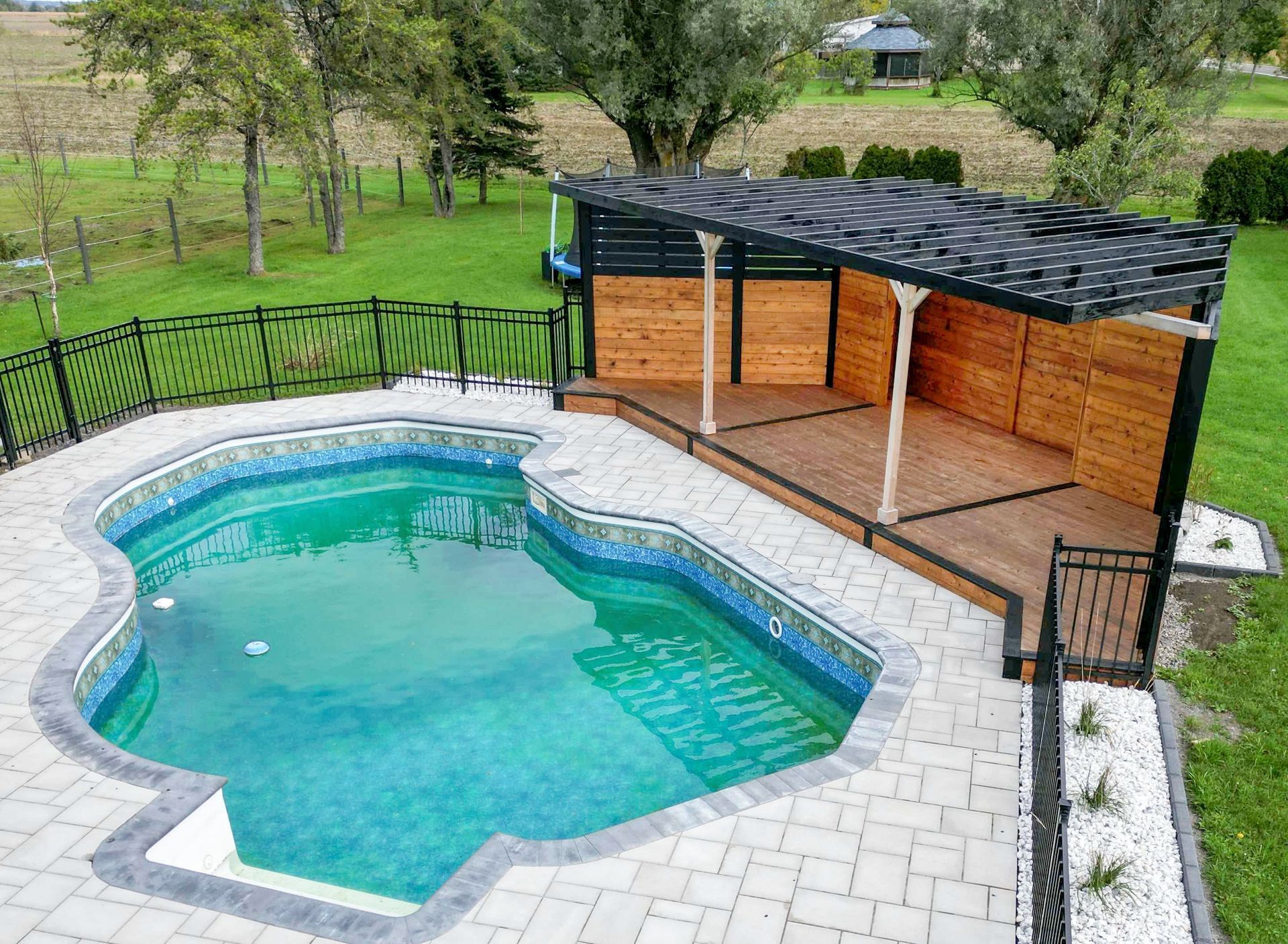 Une vue aérienne d'une piscine avec une pergola.