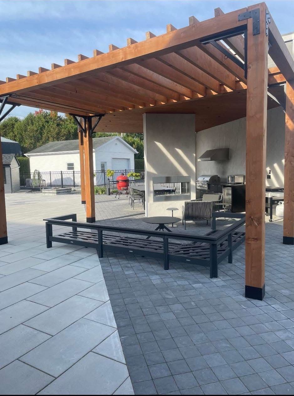 Une pergola en bois avec une table et des chaises en dessous