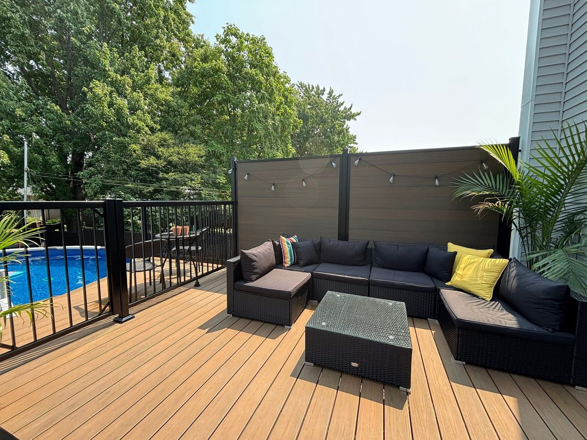 Une vue aérienne d'une piscine avec une pergola.
