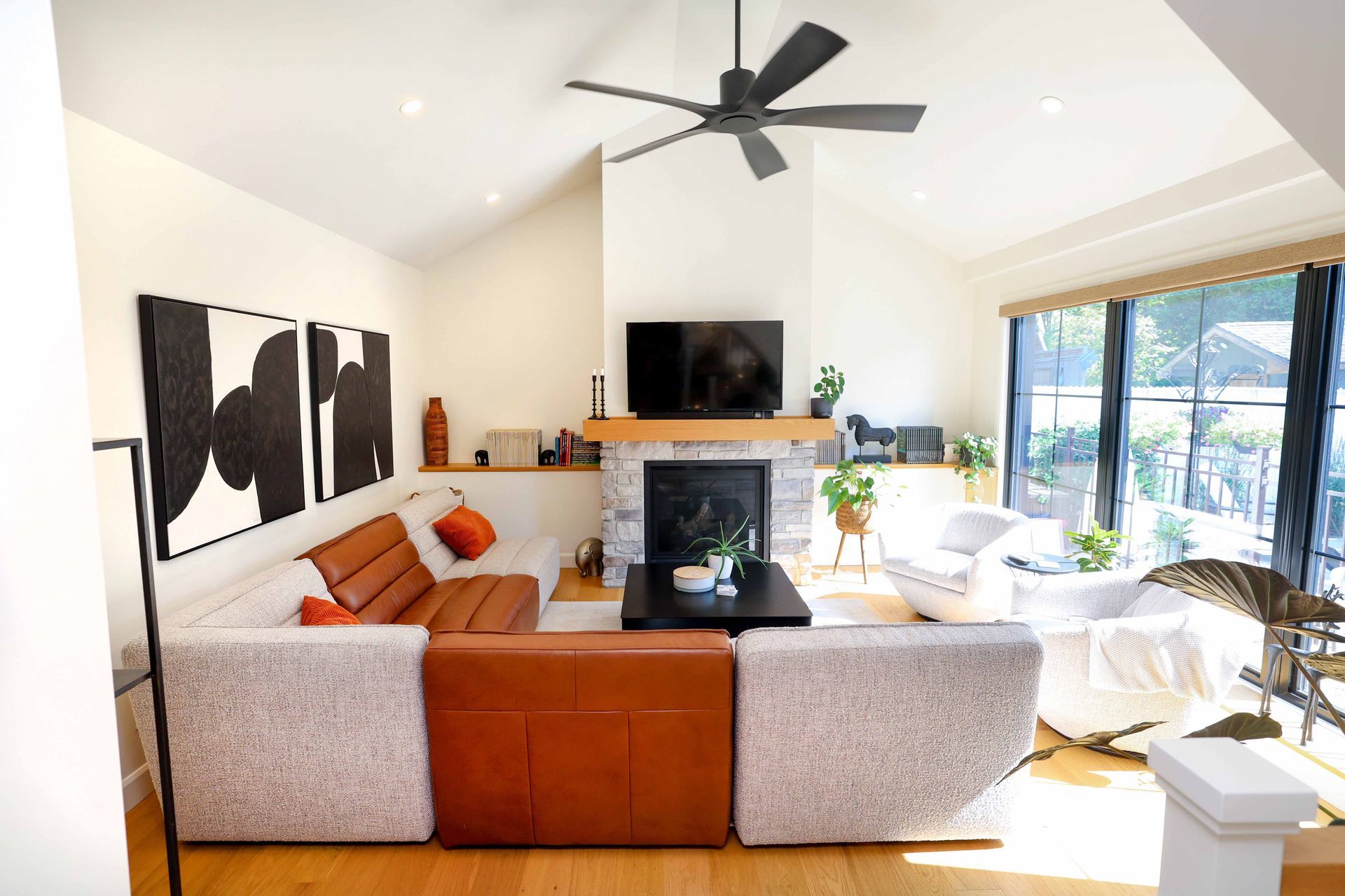 Une cuisine vide avec des armoires blanches et du parquet