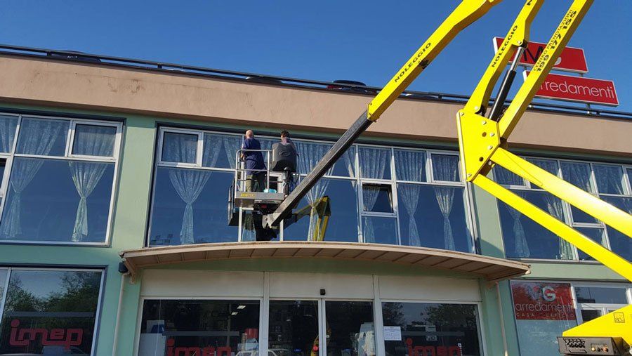 pulizia vetri su piattaforma mobile