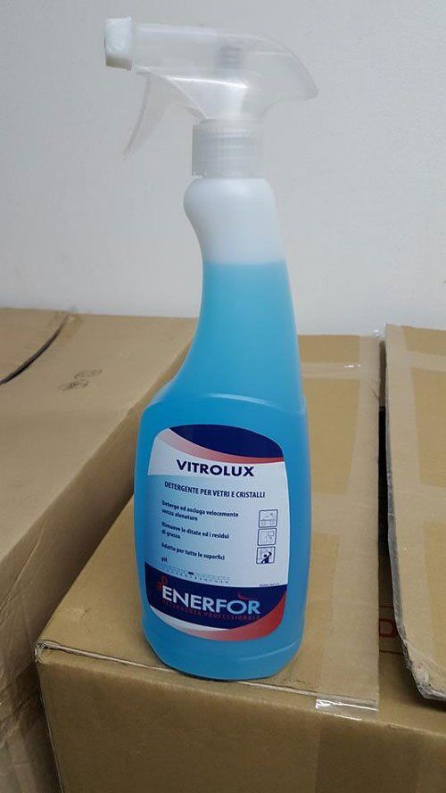 un prodotto in spruzzino di color azzurro con scritto Vitrolux
