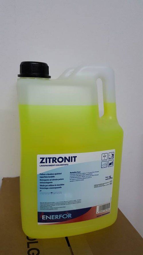 una tanica trasparente con tappo nero con scritto Zitronit