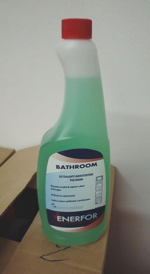 un prodotto color verde in bottiglia con scritto Bathroom