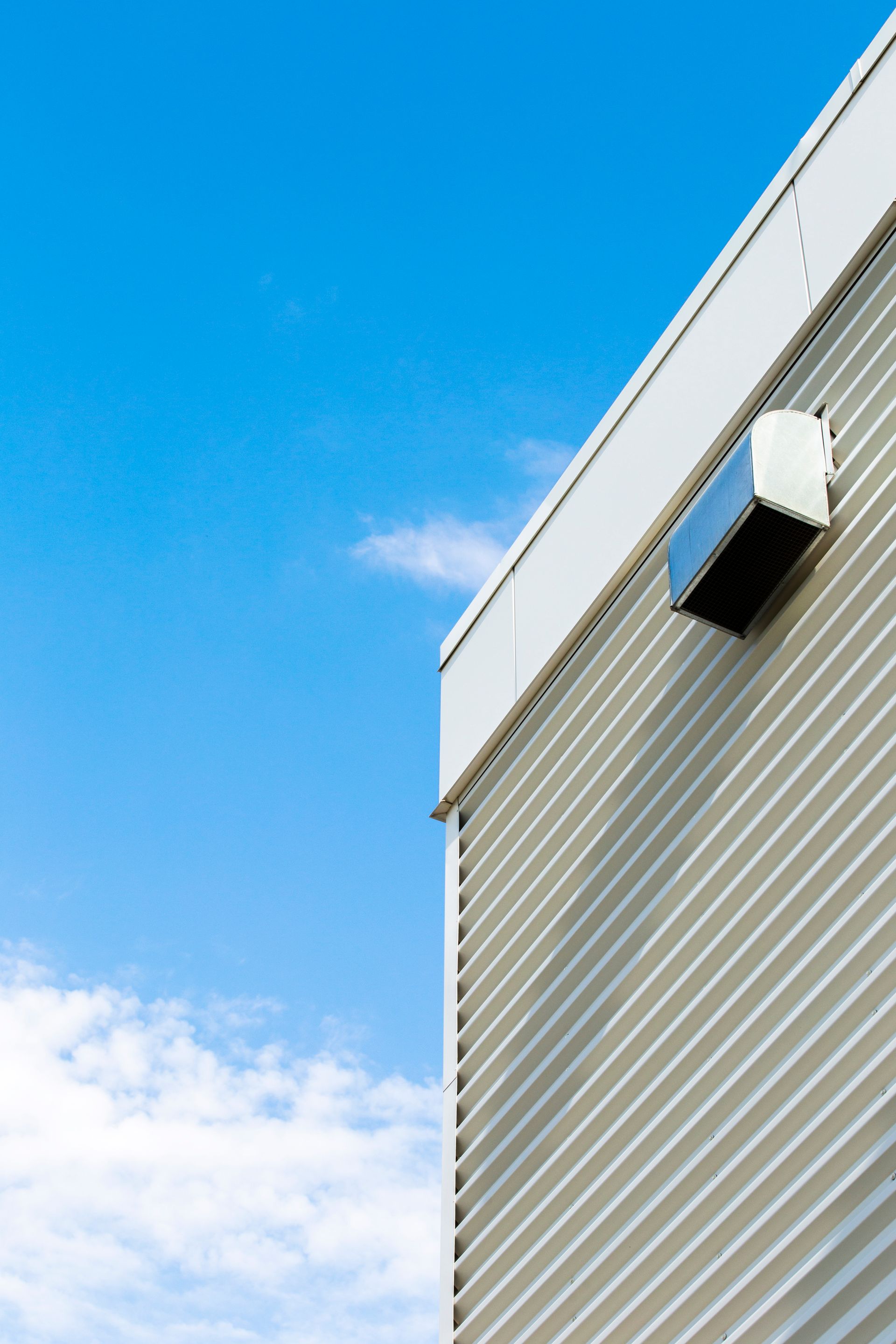 A building with a blue sky in the background