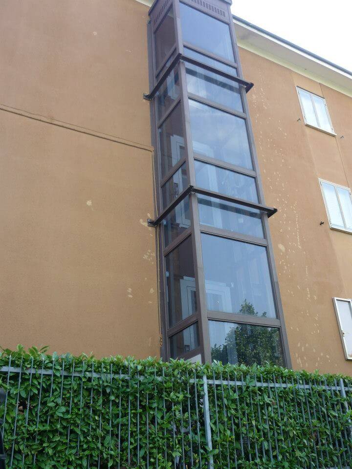 Cabina trasparente di un ascensore all'esterno di un palazzo