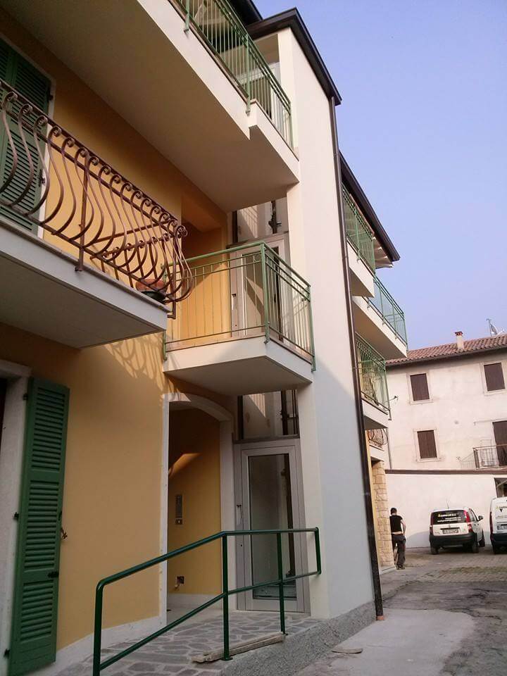 Palazzo con ascensore esterno