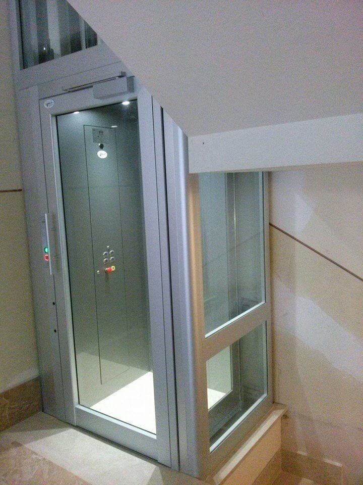 Cabina di un ascensore con vetri