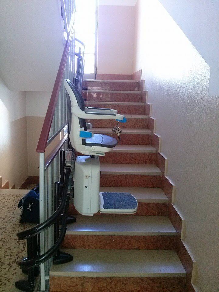 Scale interne di un condominio con servoscale