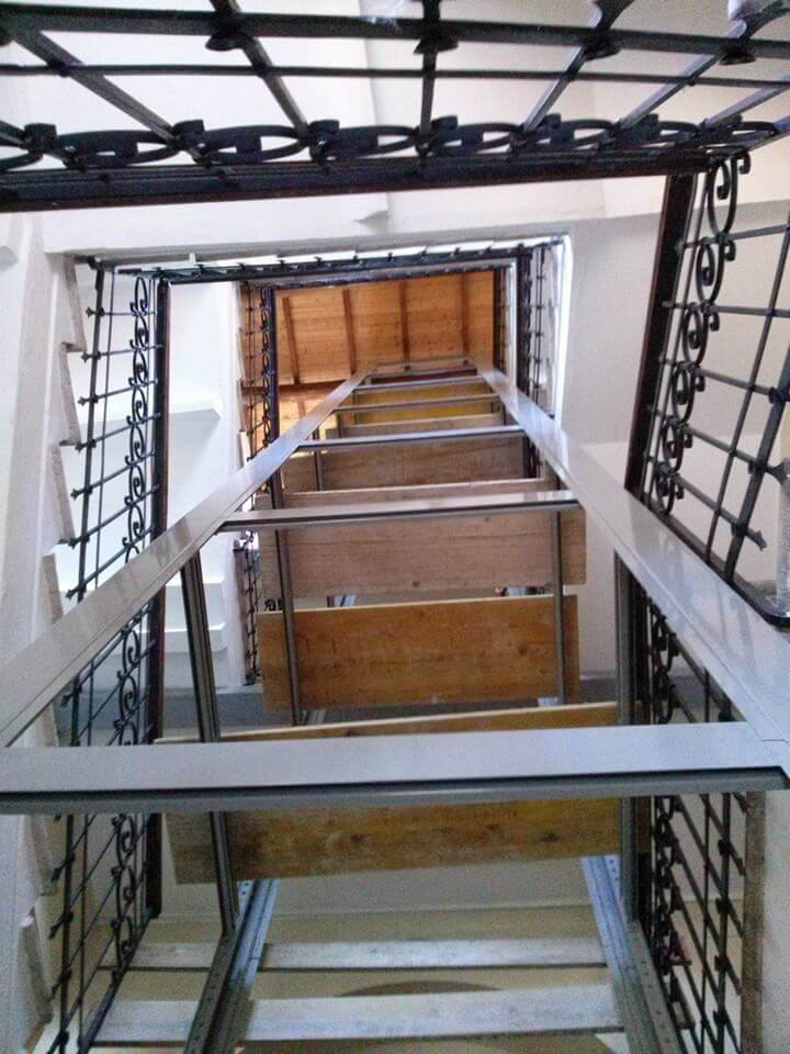 Rampa di scale con ascensore condominiale