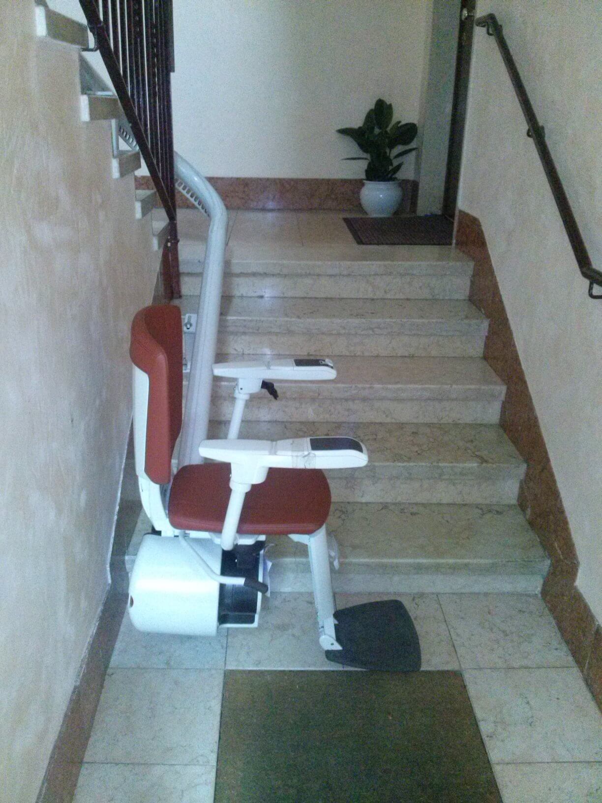 Servoscale con poltroncina per disabili